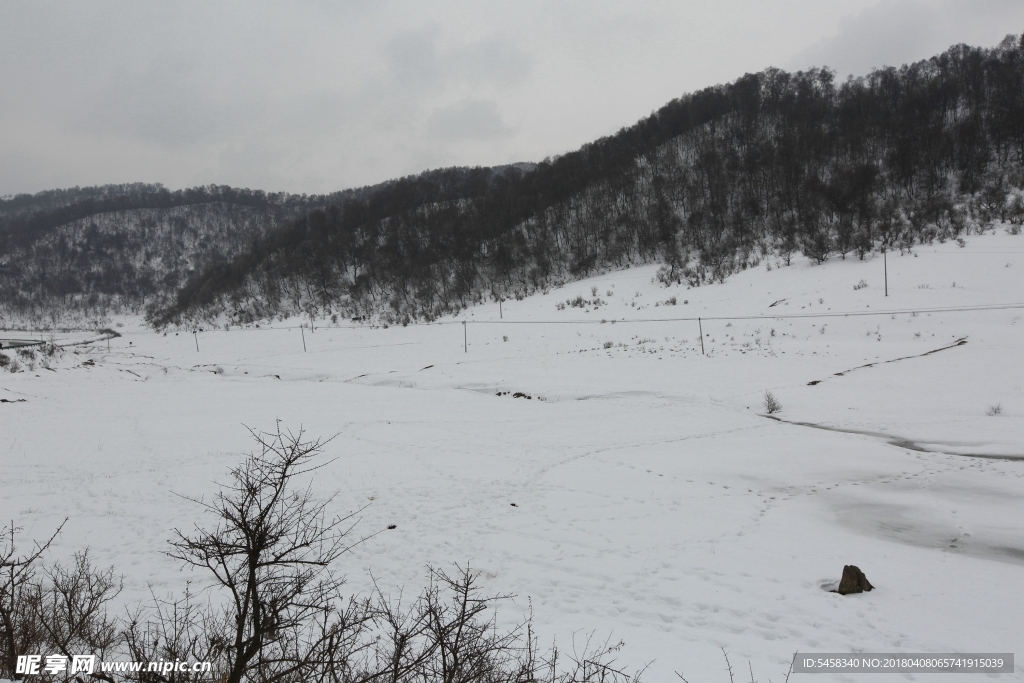 关山雪景