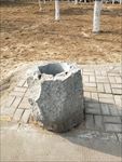 石头垃圾桶