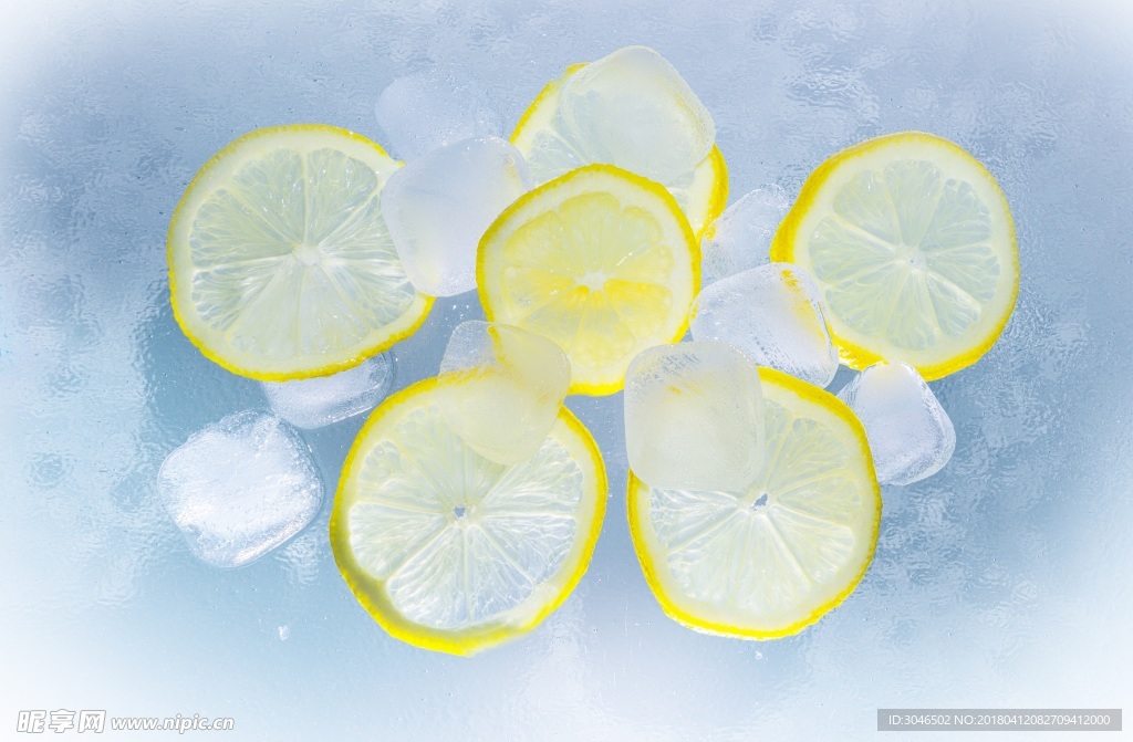 柠檬片和冰块