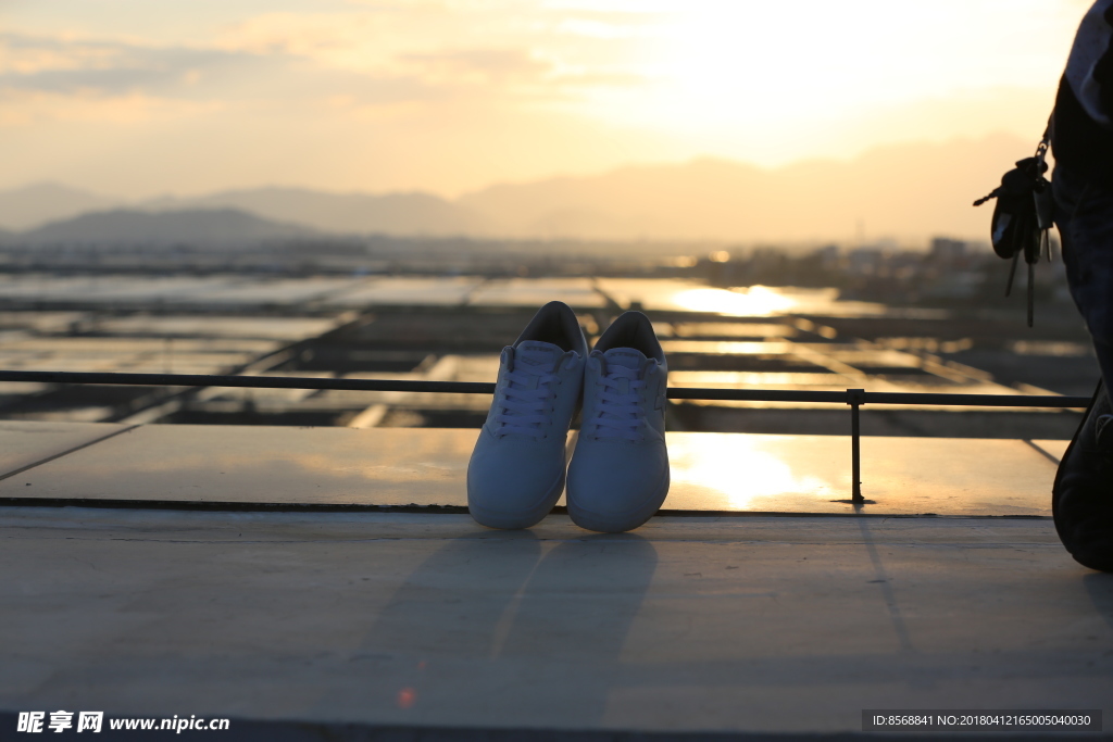 夕阳下的小白鞋