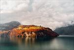 湖边山景