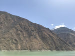 高山下的河流