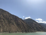 高山下的河流