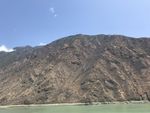 高山下的河流