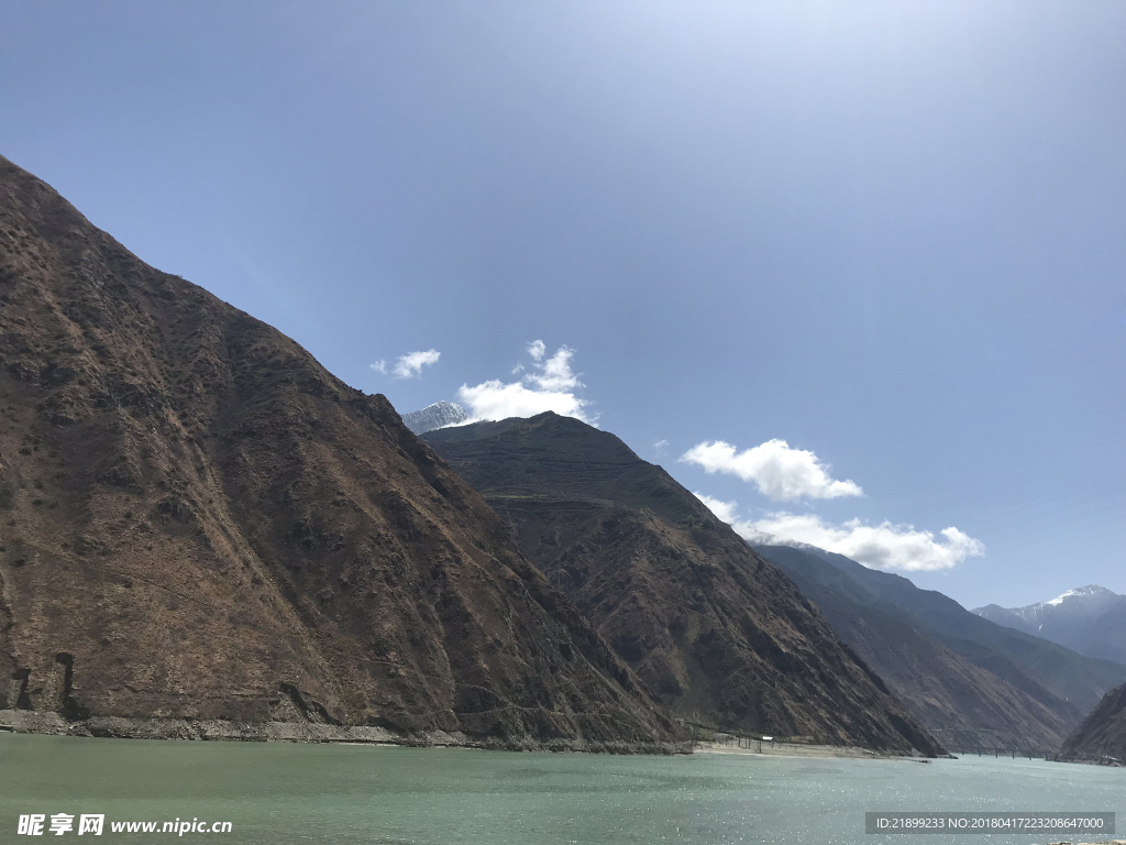 高山下的河流