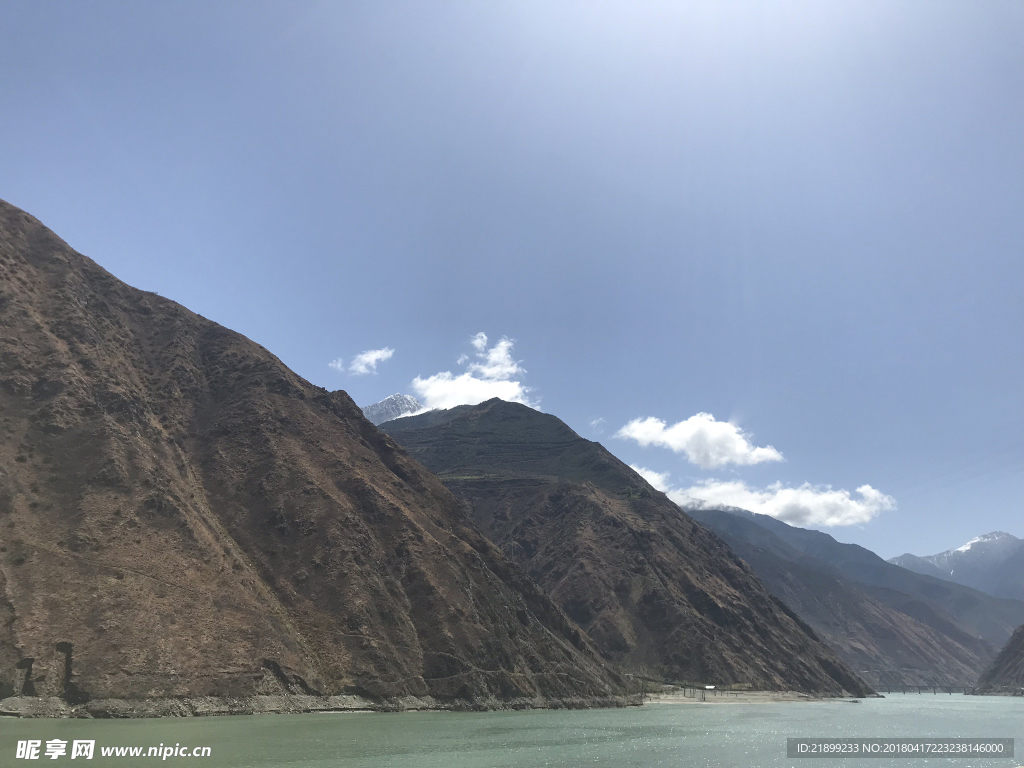 高山下的河流