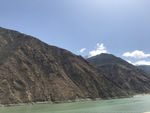 高山下的河流