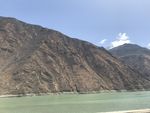 高山下的河流