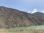 高山下的河流