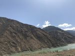 高山下的河流