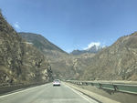 高山下的河流