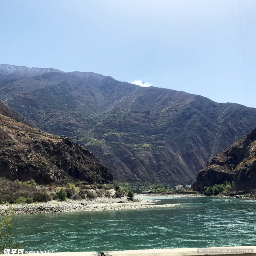 高山下的河流