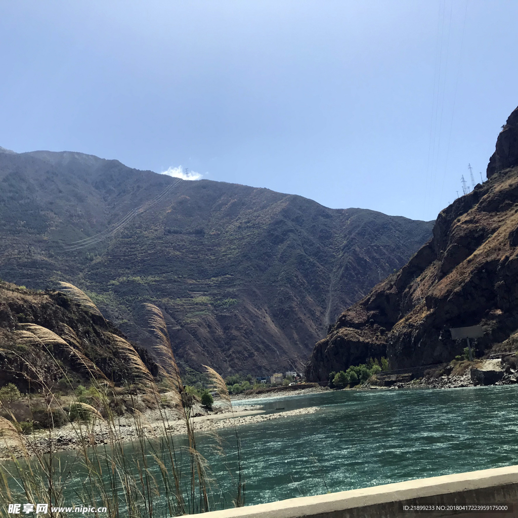 高山下的河流