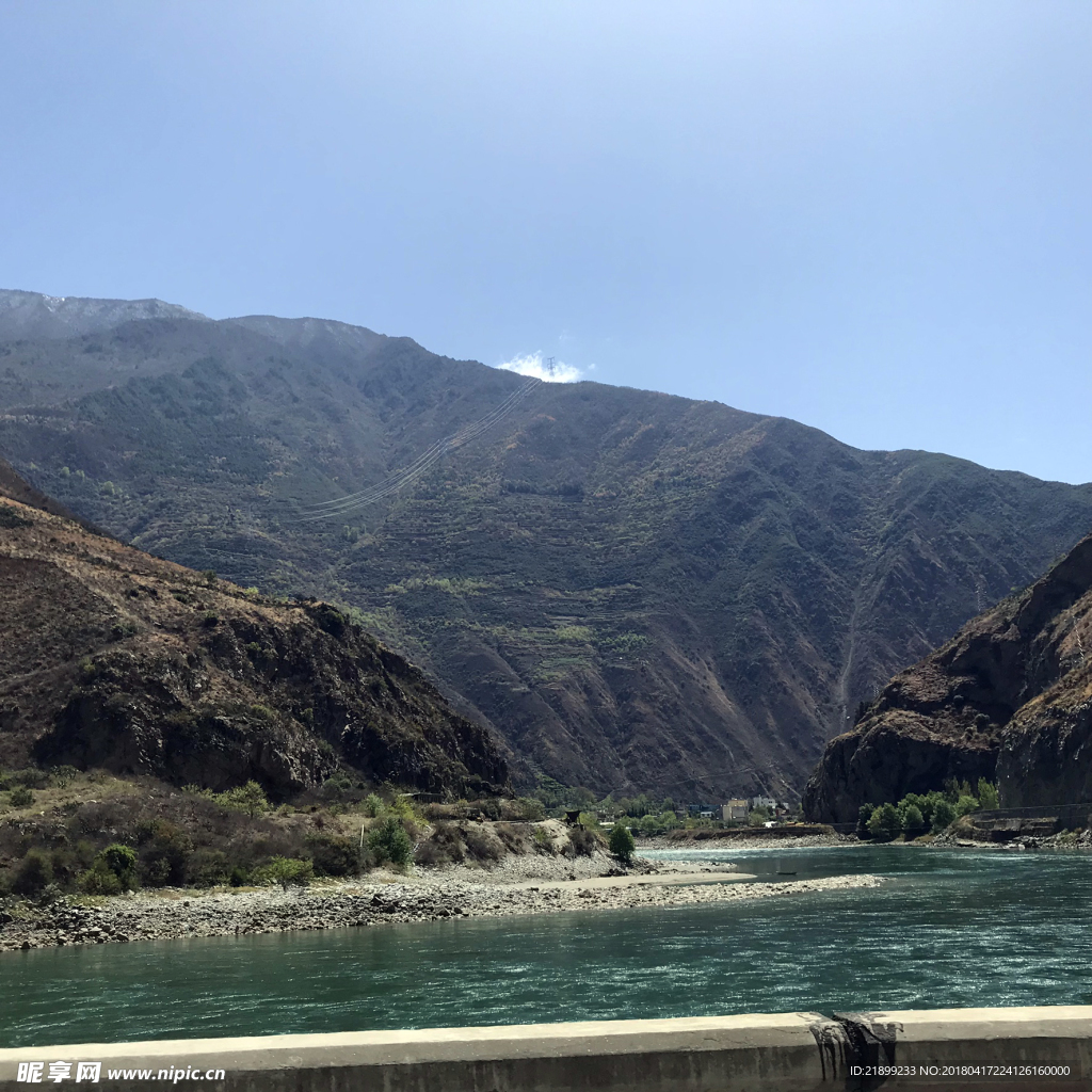 高山下的河流