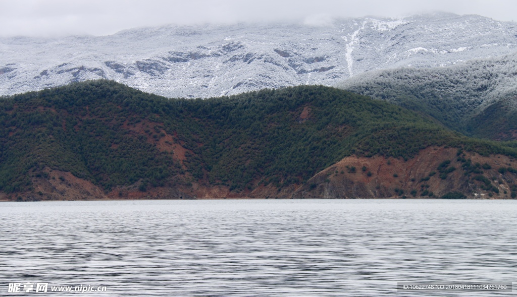 泸沽湖雪景雪山