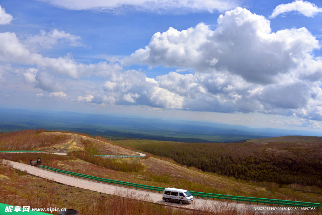 蓝天白云环山公路