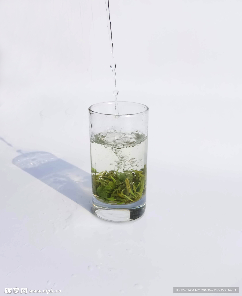 白底绿茶冲泡