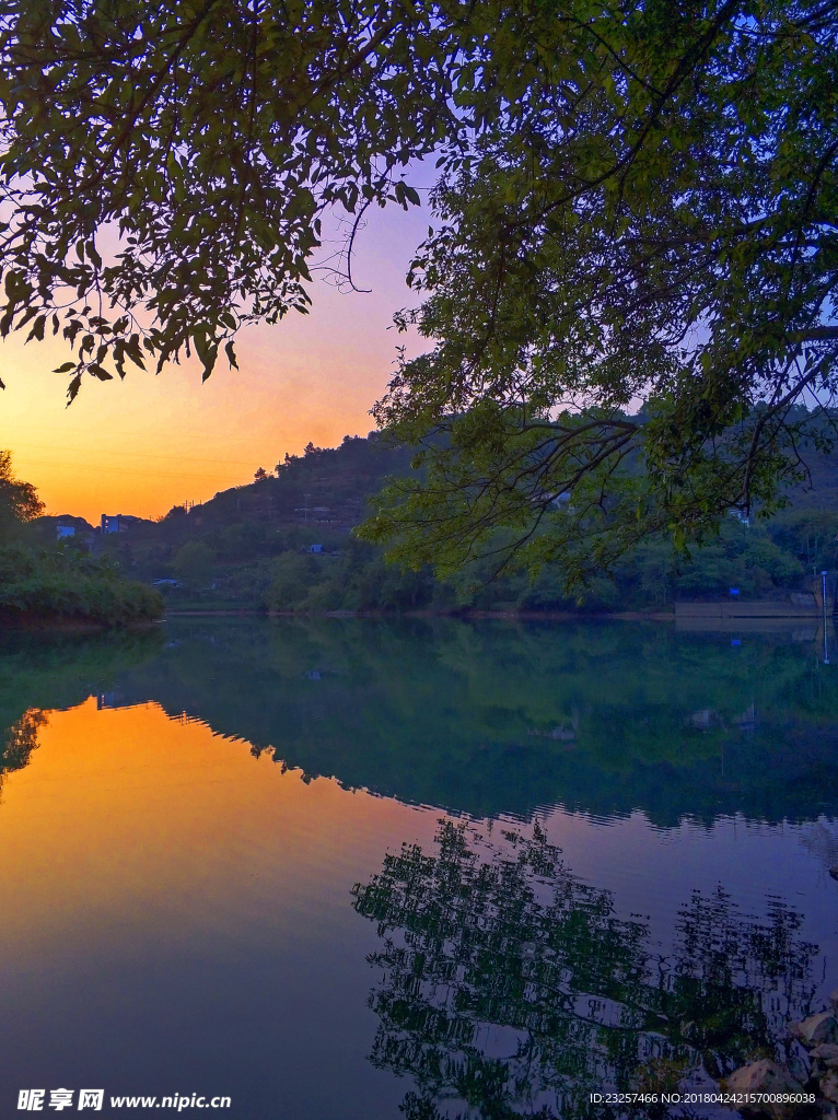 黄昏水岸