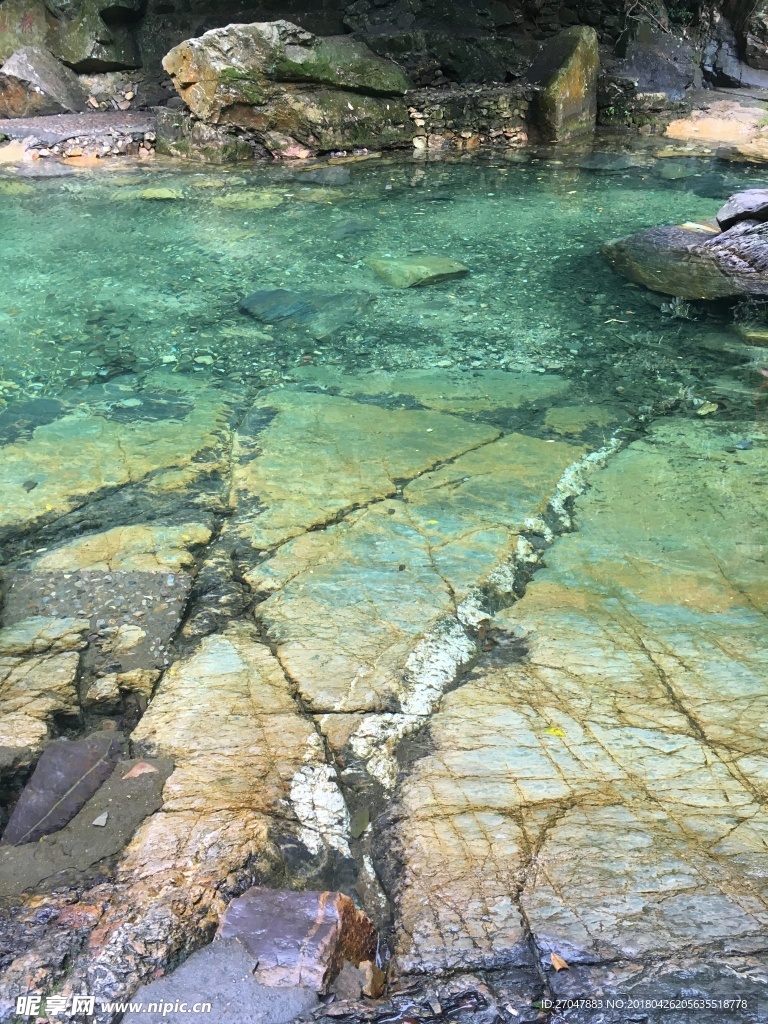清澈的潭水