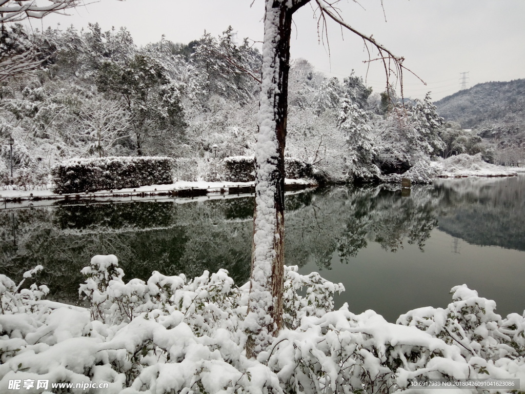 雪后的湖面