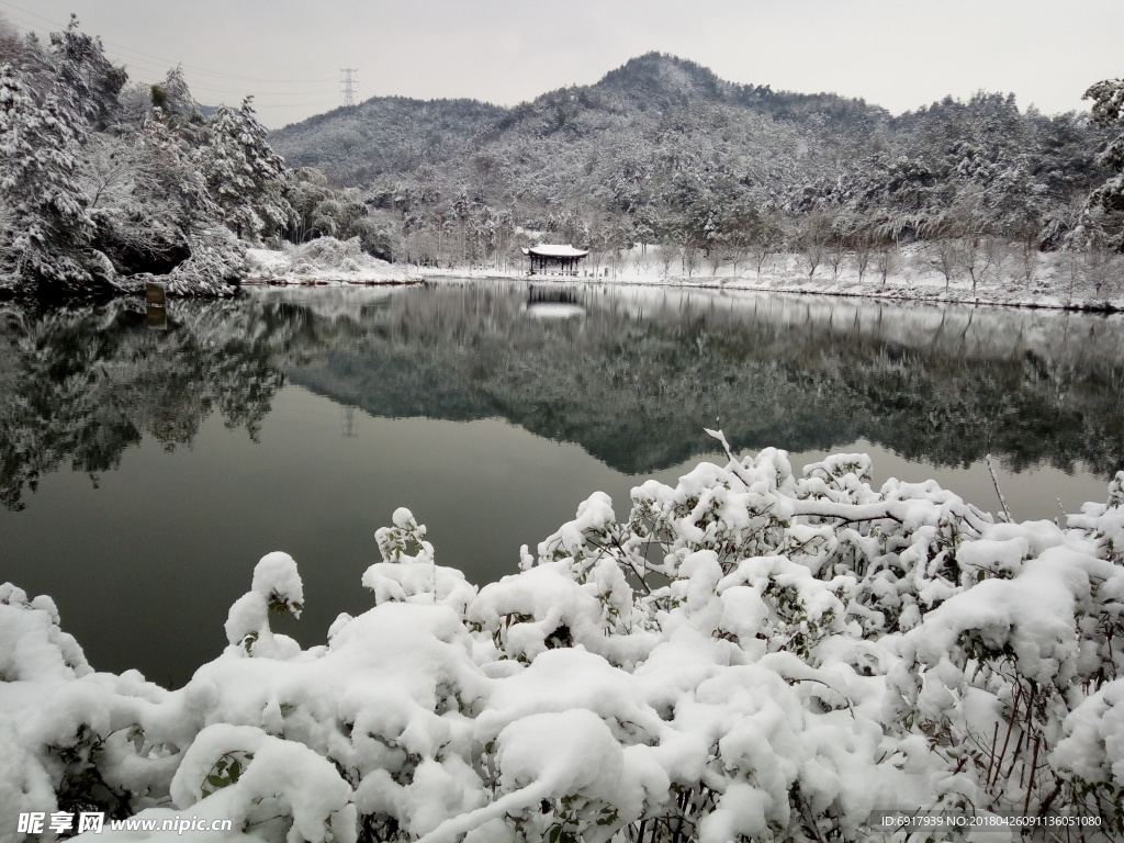 雪后的湖