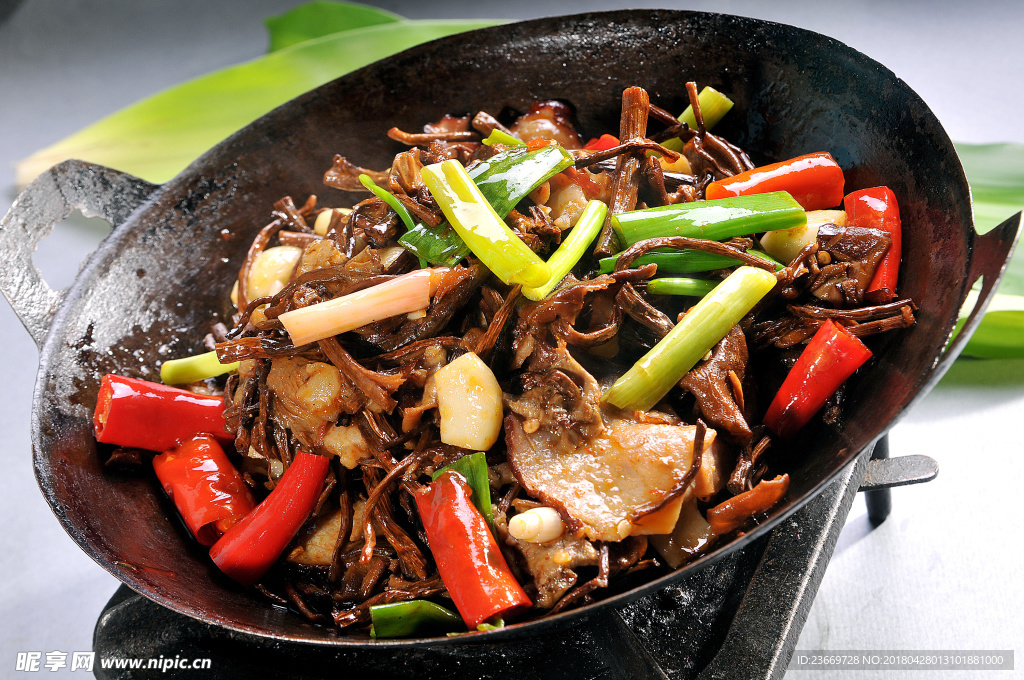 干锅茶树菇腊肉