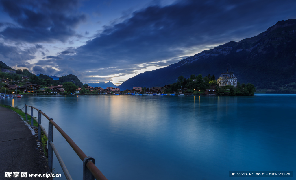 瑞士因特拉肯湖夜景风光