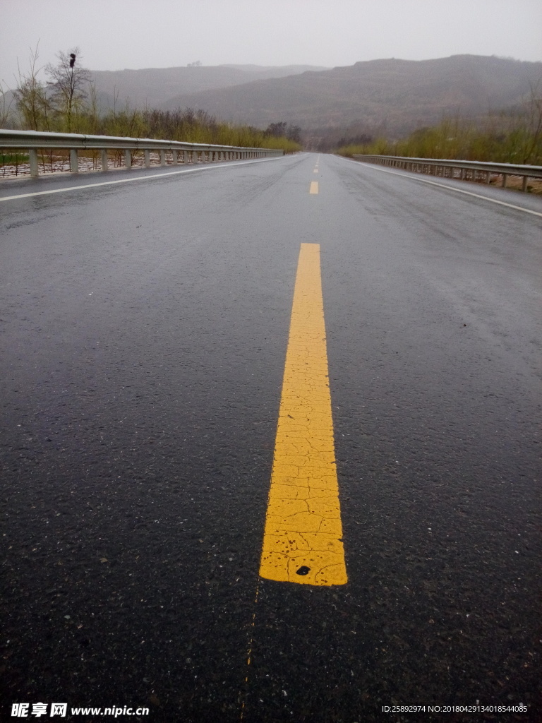 雨后柏油路