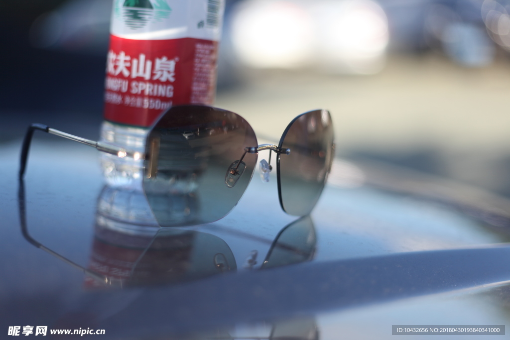 车上的墨镜
