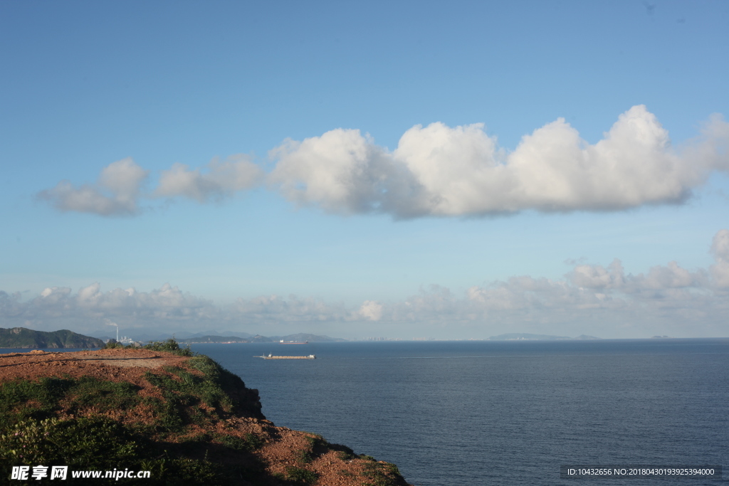 海边蓝天白云风景