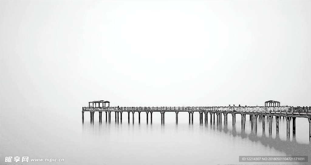 黑白海边桥