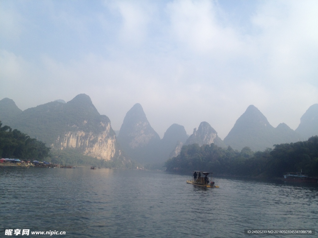 雾中的漓江山水