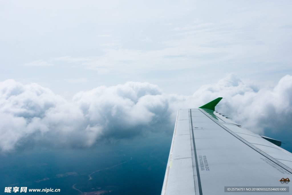 高空中的机翼