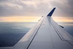 高空中的机翼