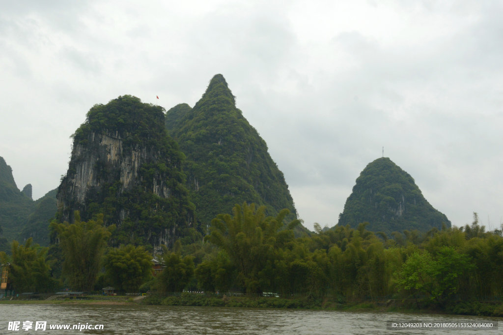 行于桂林山水