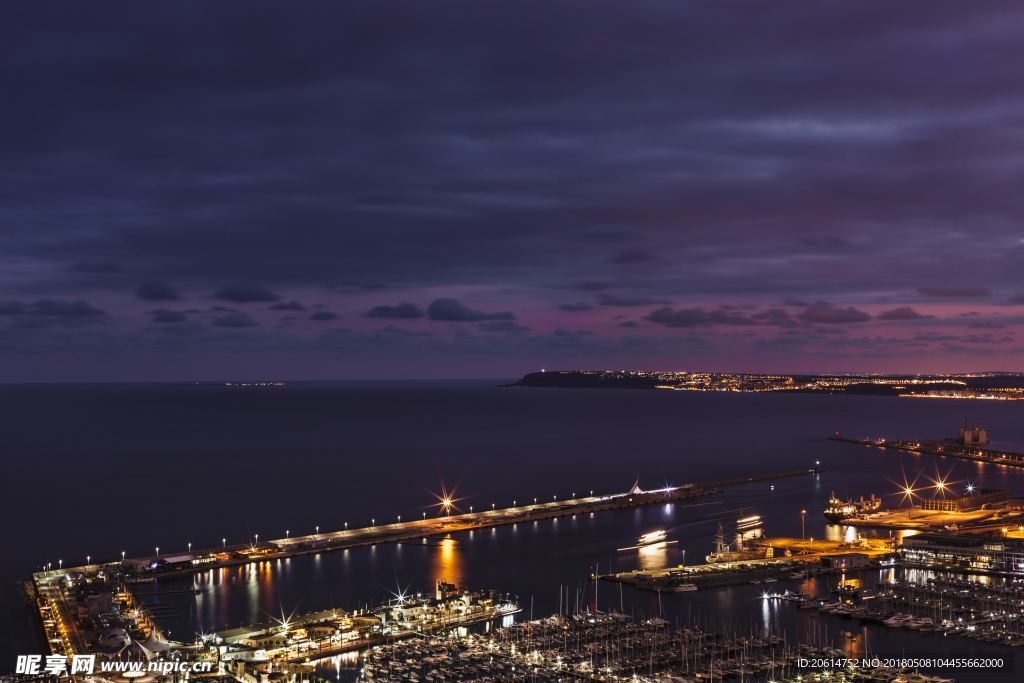 海边的城市夜色