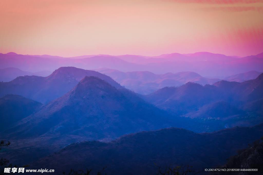 夕阳下的大山风光