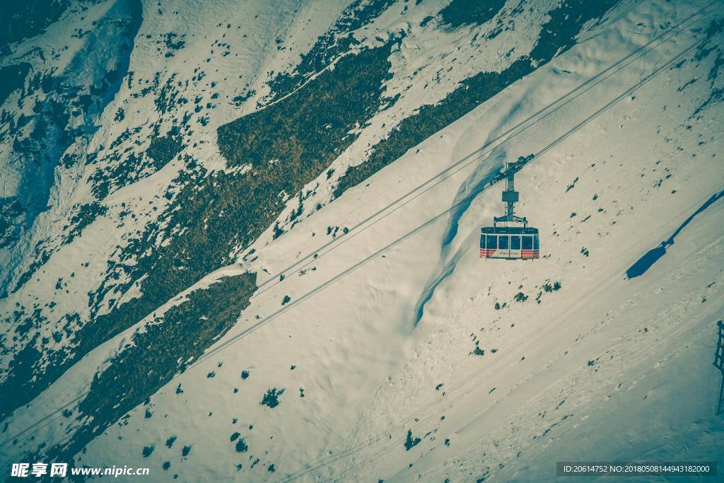 雪山上的索道