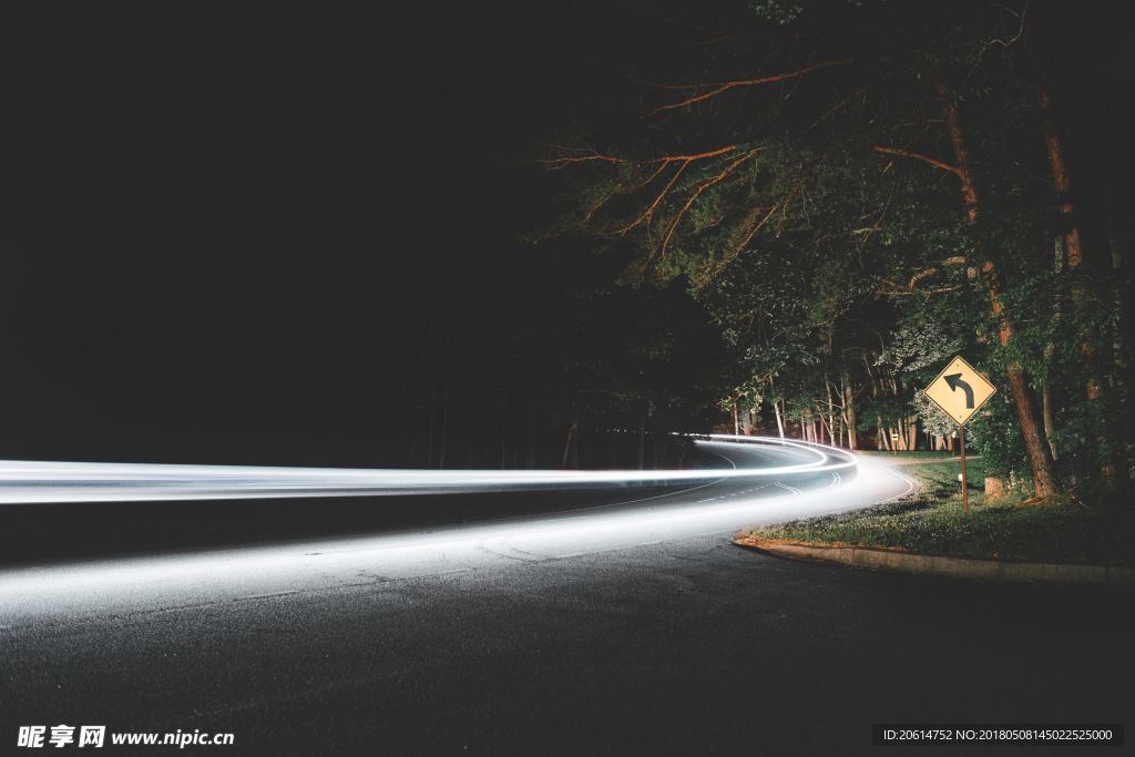 夜色下的道路风景