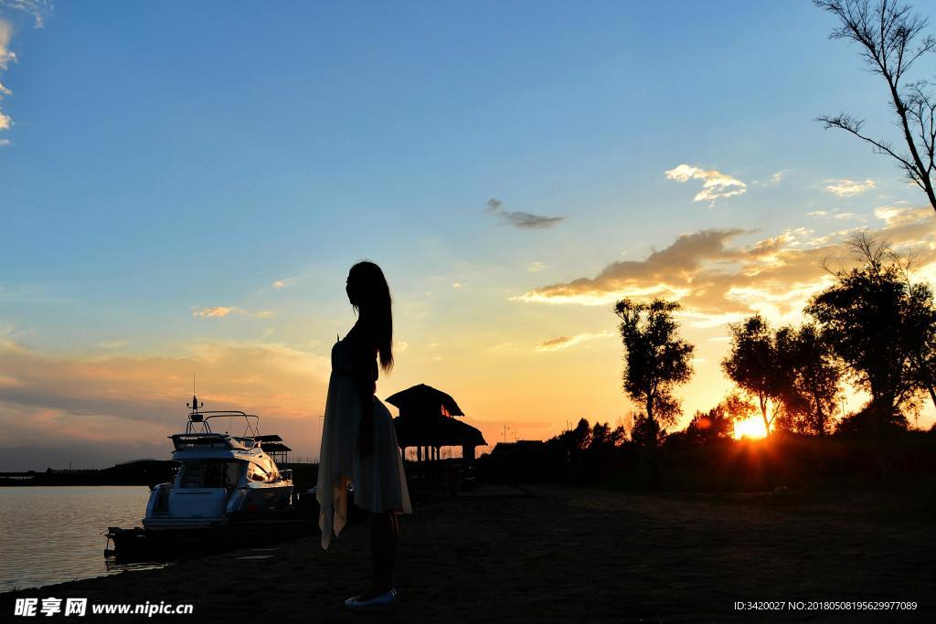 夕阳下美女