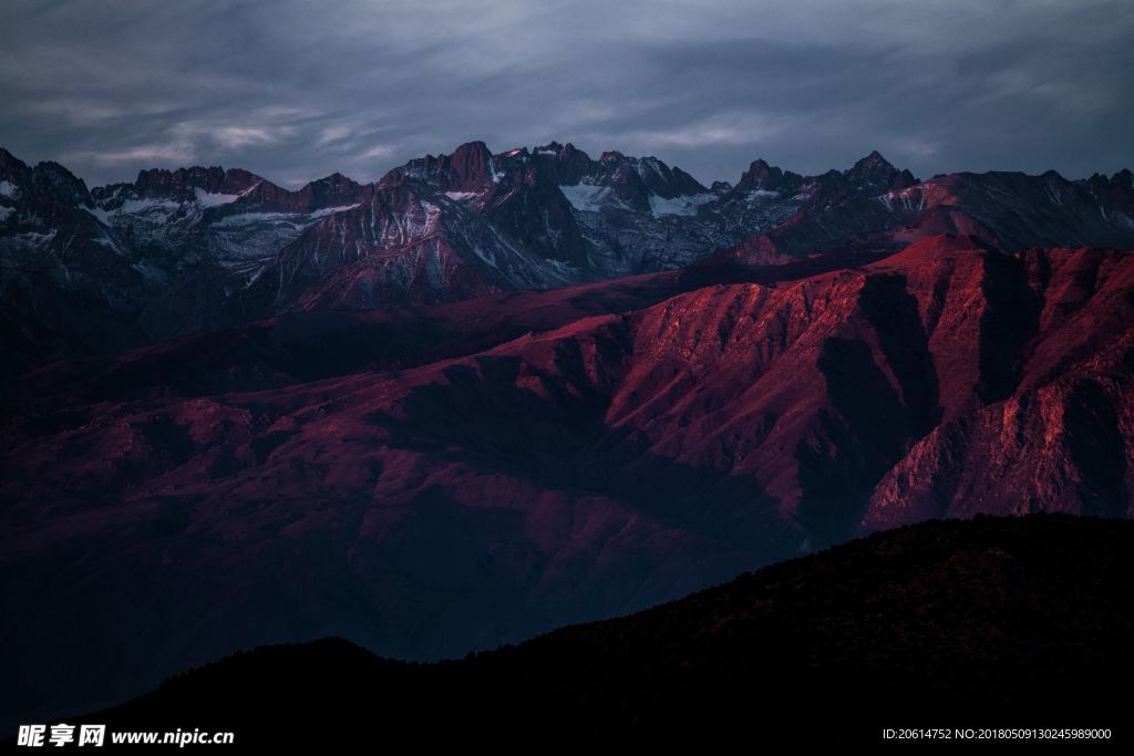 夜幕下的大山风光