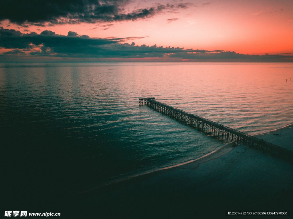 夕阳下的河道美景