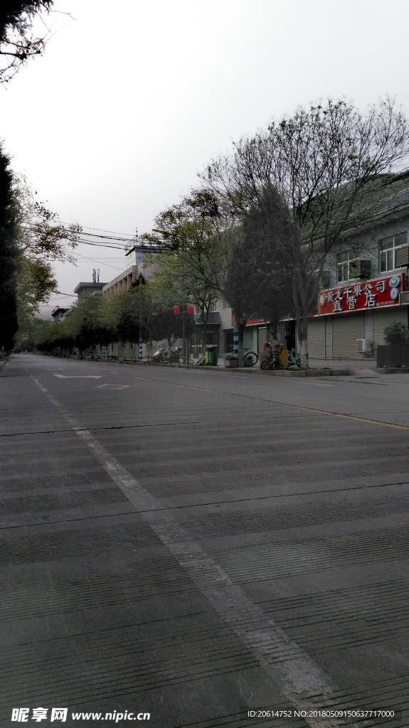 空荡荡的道路