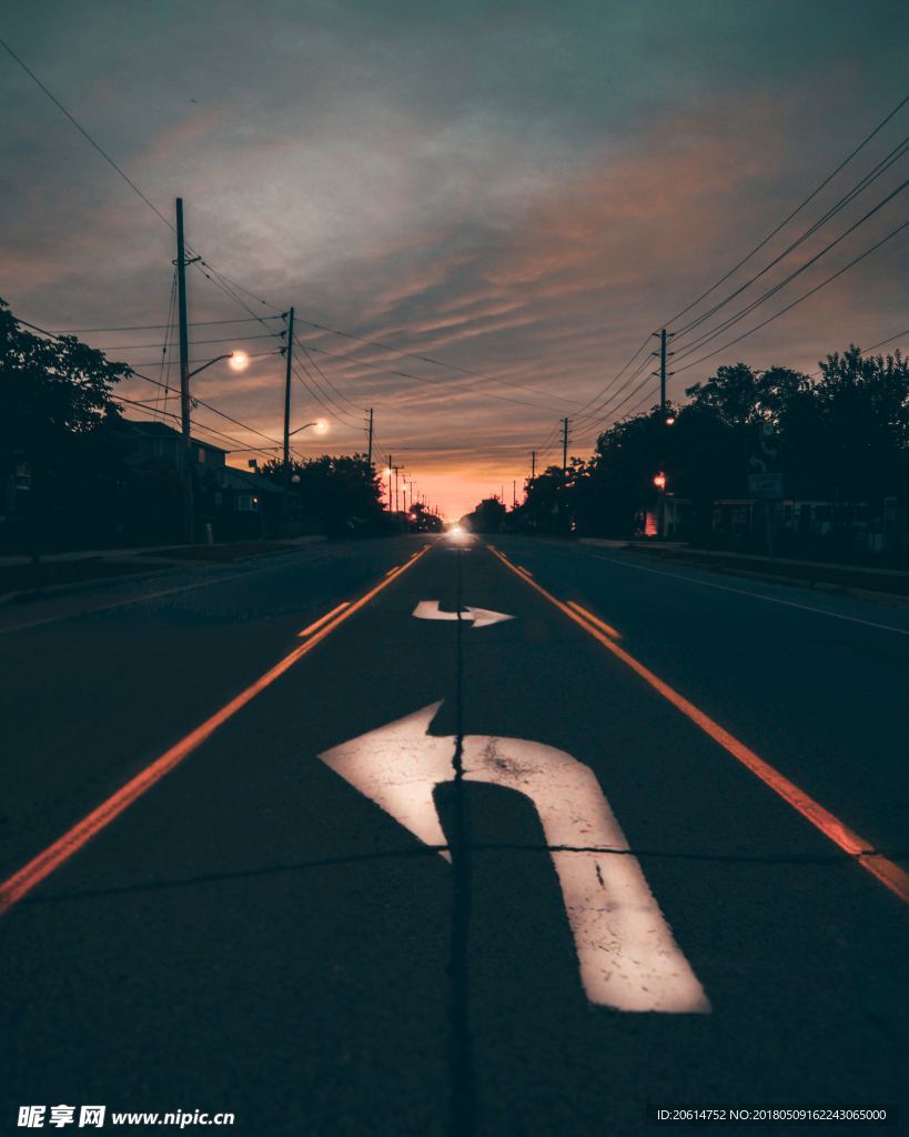 日暮下的道路风景