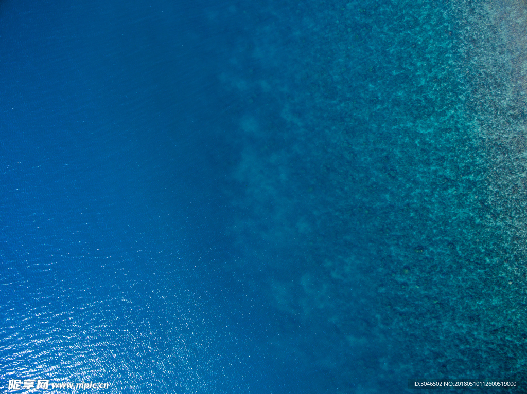 湛蓝纯净的海水