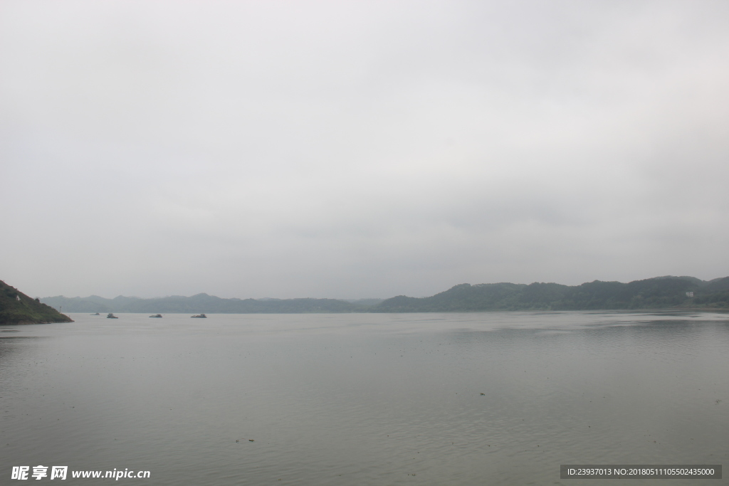 烟雨江景