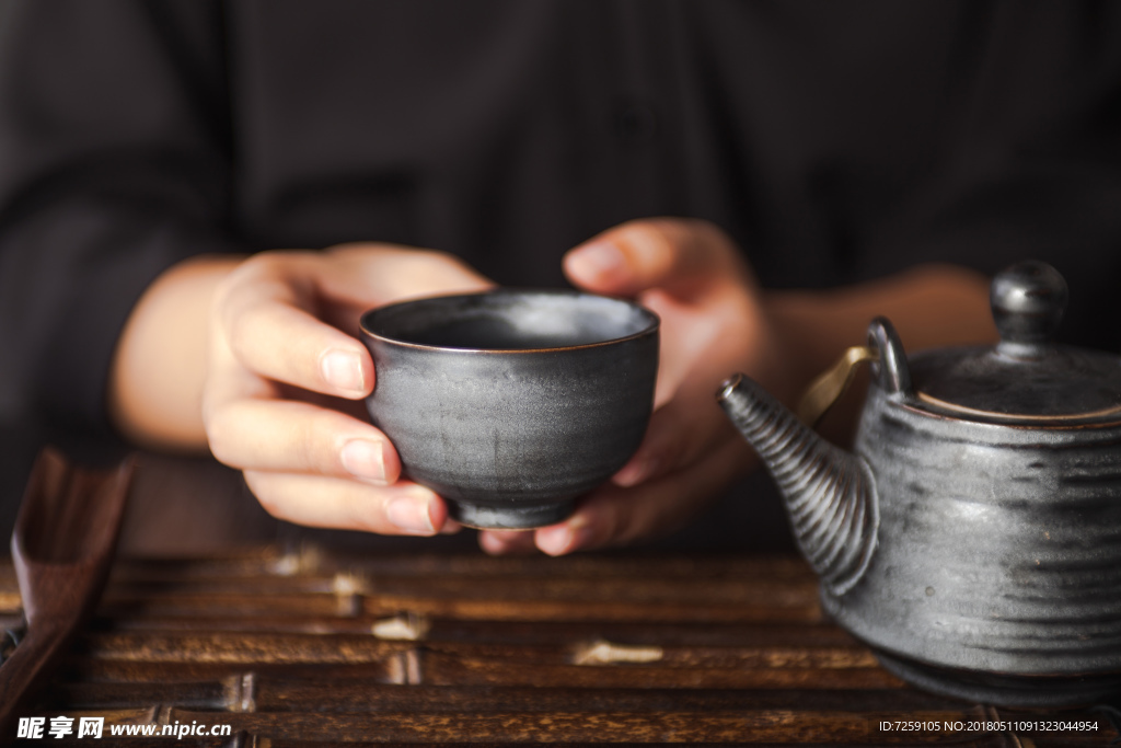 手端茶杯 茶文化