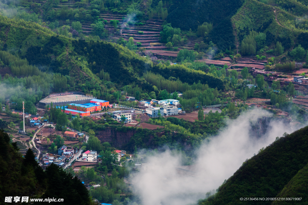 云蒸霞蔚小山村