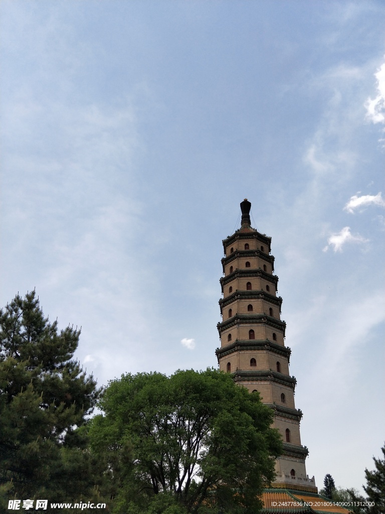 塔和天空