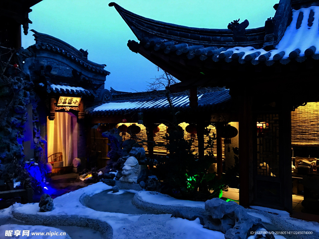 龙窝楼庭院夜景